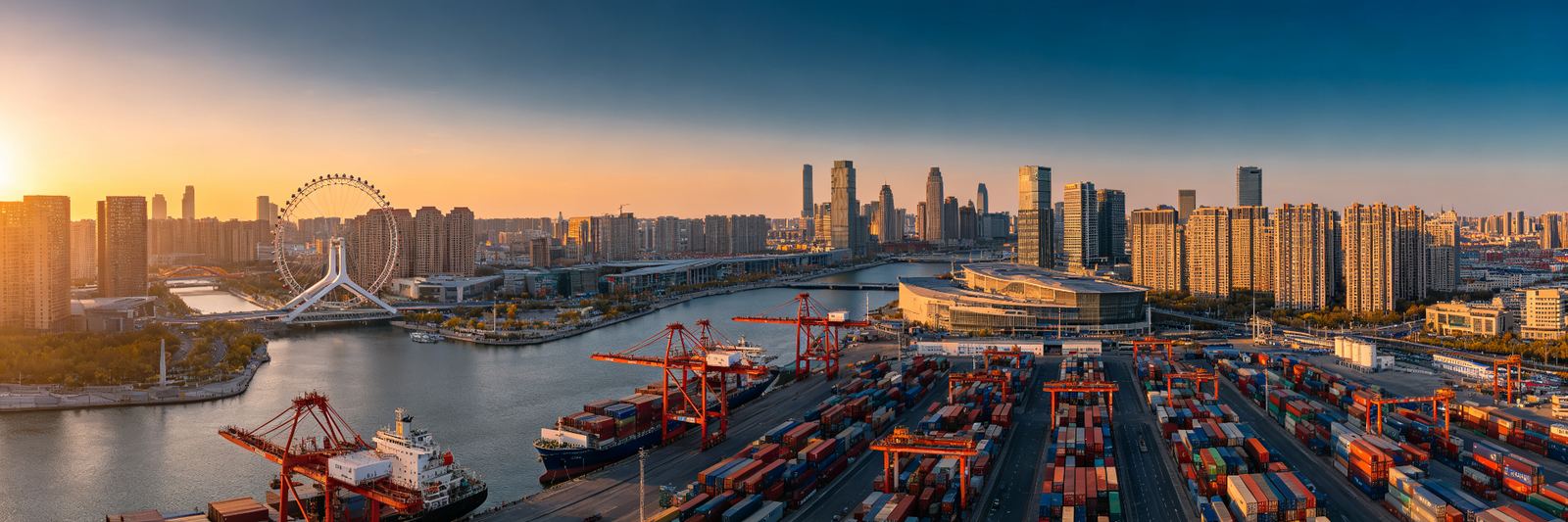 天津滨海城市天际线与国际集装箱港口